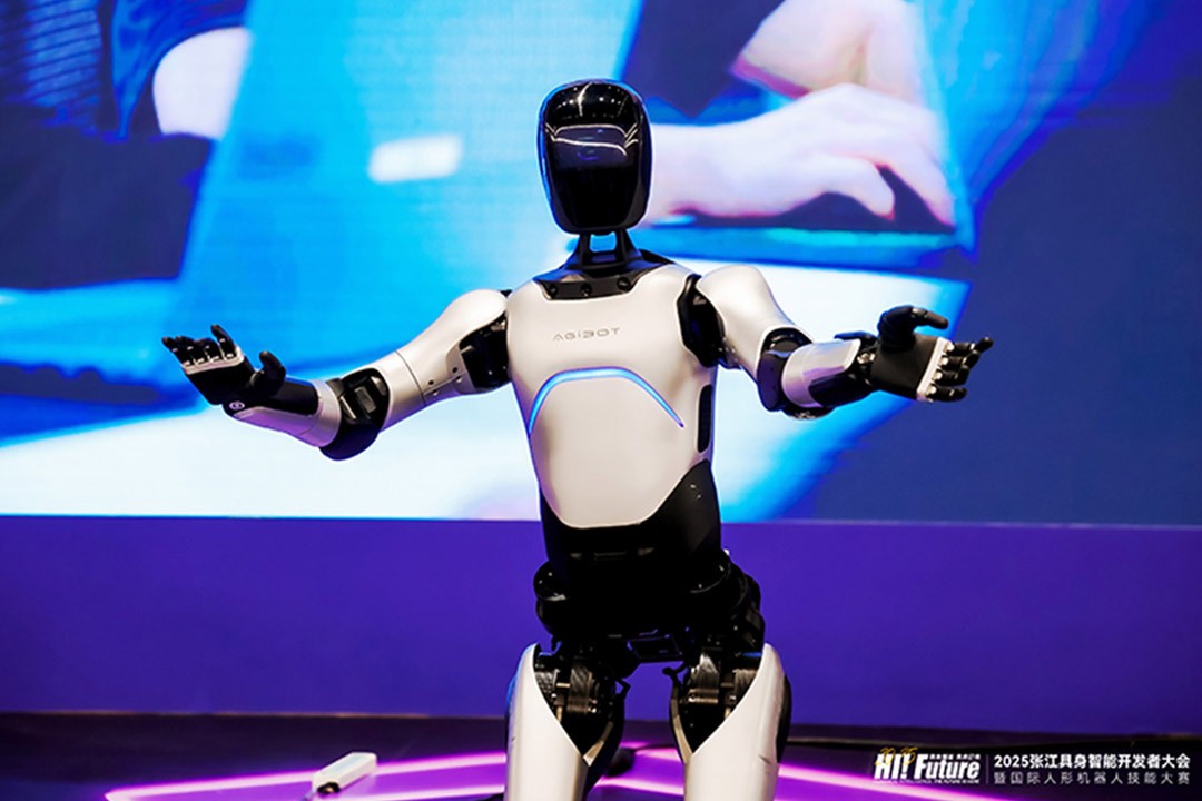 今年会-全国两会时间开启：海信激光电视连续8年服务代表驻地